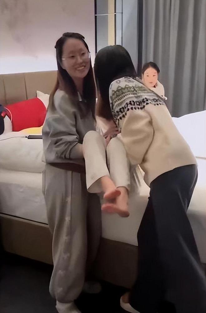 咽痛苦手部功能衰退后援会要求解约球盟会登录平台赵露思复健曝光：吞